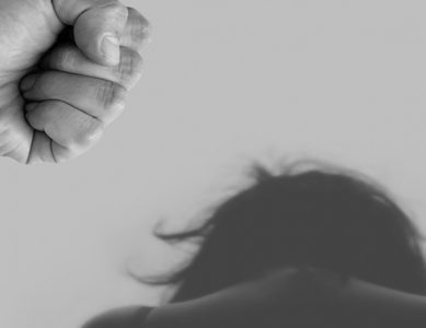 Protéger les victimes de violences intrafamiliales ou conjugales par le port d’un bracelet anti-rapprochement