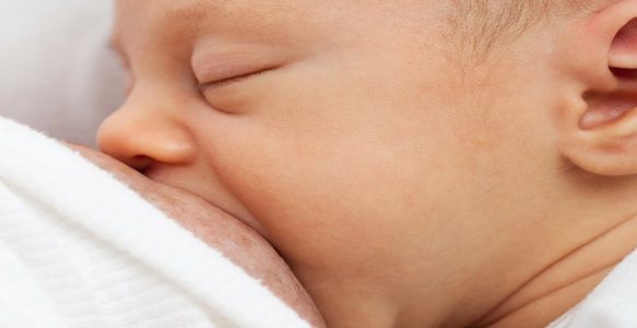 Personne n’a le droit d’empêcher une mère d’allaiter en public !