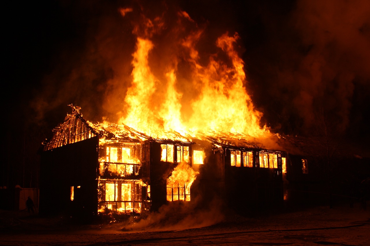 Les écoles incendiées à Charleroi et à Liège